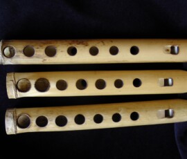 Dopo una stagionatura di almeno 3 anni, dopo essere lavorati all'aperto in campagna ed essere rifiniti all'interno del mio laboratorio le canne sono state trasformate in veri e propri strumenti musicali. Ecco come si presentano tre friscaletti, tra cui uno in Sib e due in Do